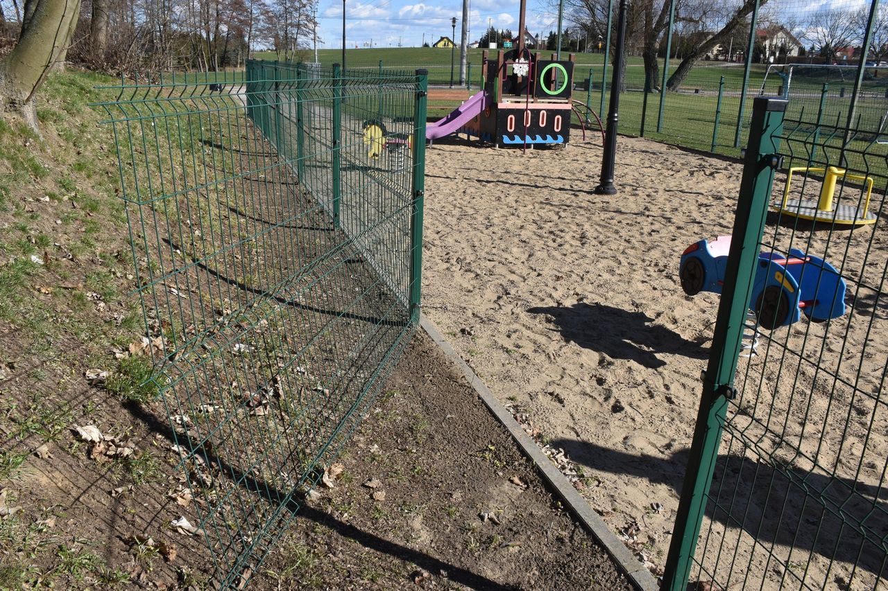 Zdewastowany plac zabaw