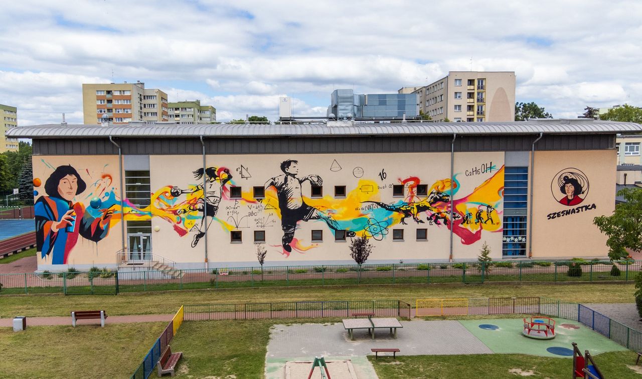Nowy mural na ścianie hali sportowej 