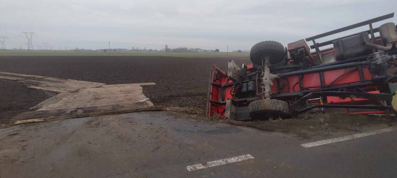 Pod dźwigiem zapadła się ziemia