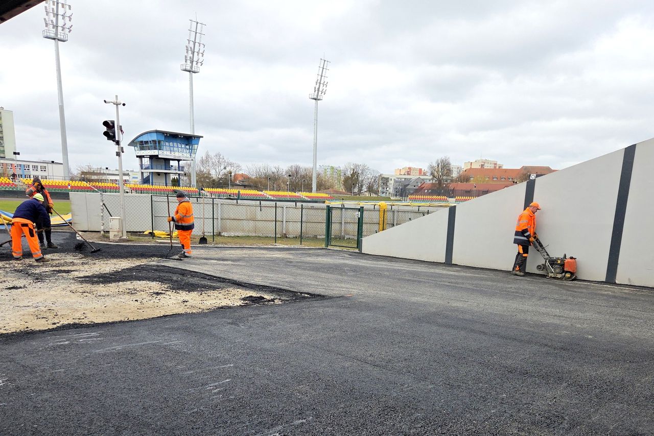 Prace remontowe na stadionie żużlowym w Pile.