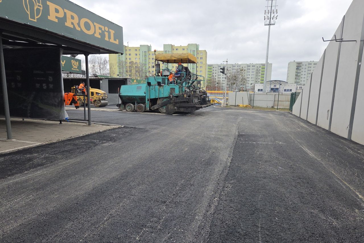 Prace remontowe na stadionie żużlowym w Pile.