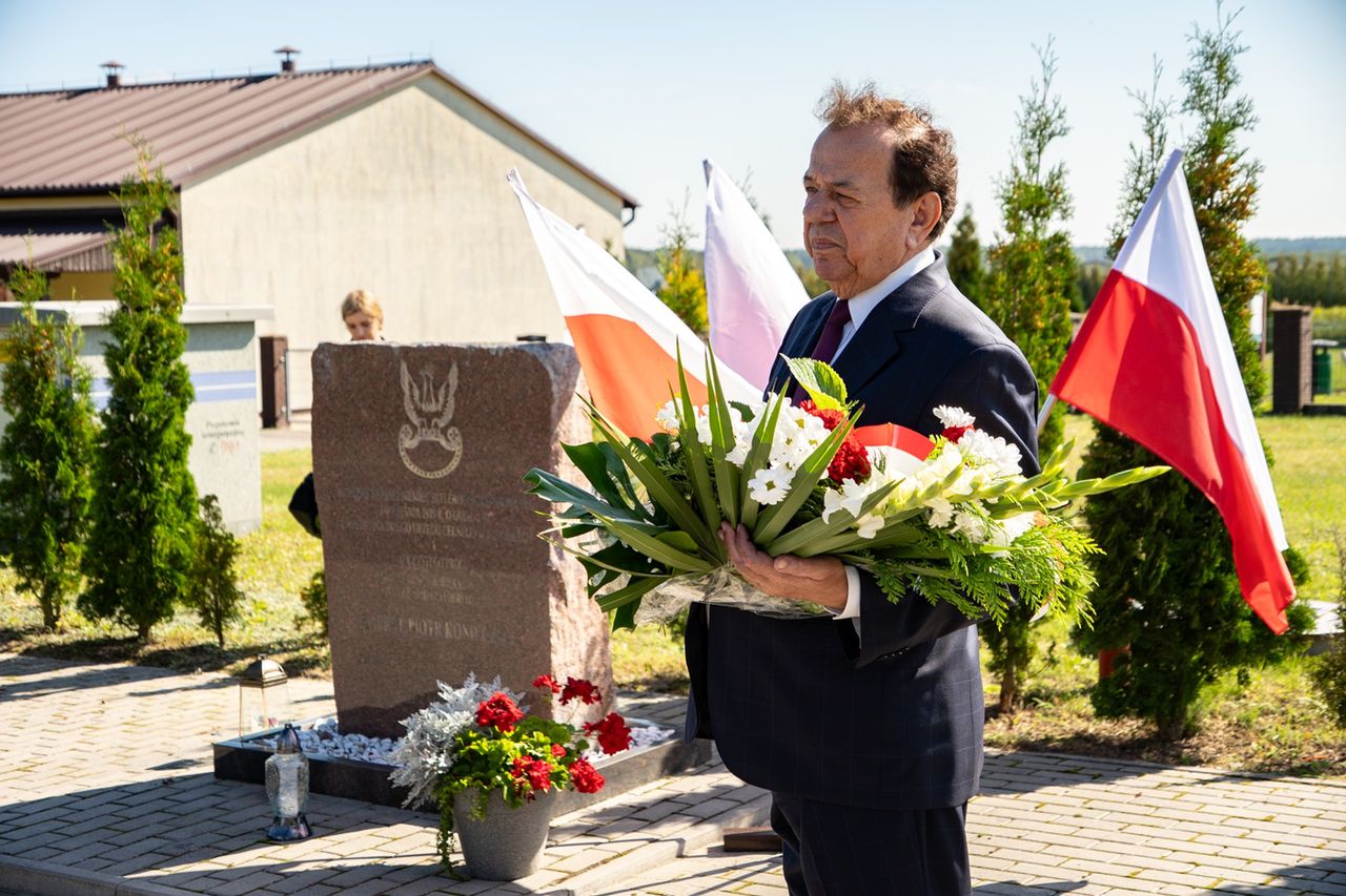 Jeziorki, złożenie wiązanek kwiatów pod obeliskiem P. Konieczki