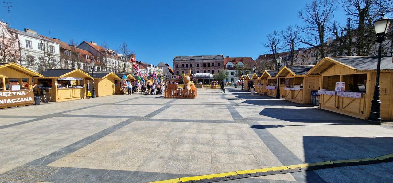 Silny wiatr uszkodził produkty wystawców