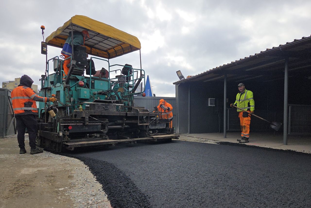 Prace remontowe na stadionie żużlowym w Pile.