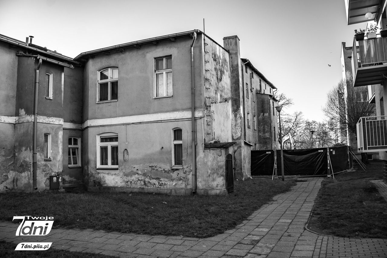 Wyburzanie kamienic przy ul. Ludowej w Pile.