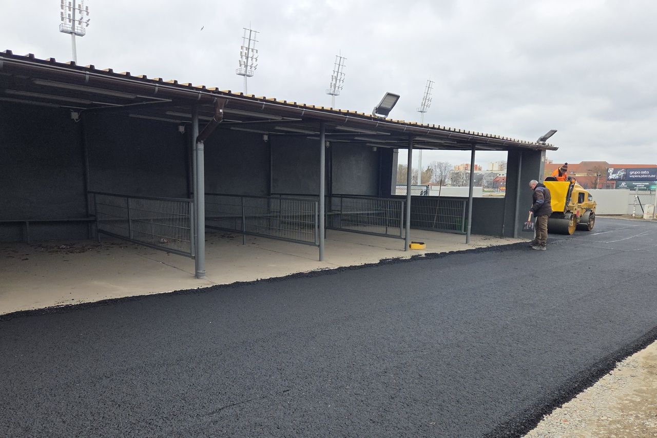 Prace remontowe na stadionie żużlowym w Pile.