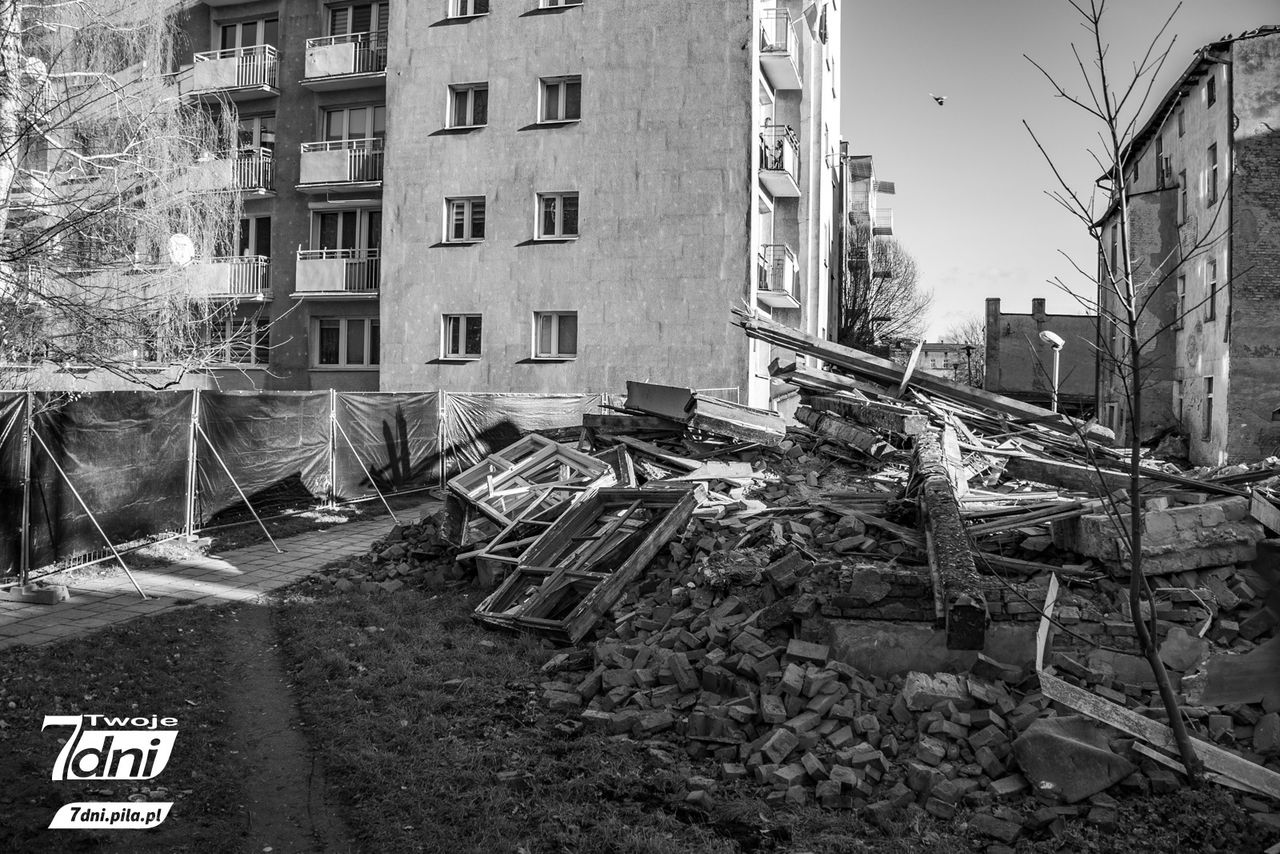 Wyburzanie kamienic przy ul. Ludowej w Pile.