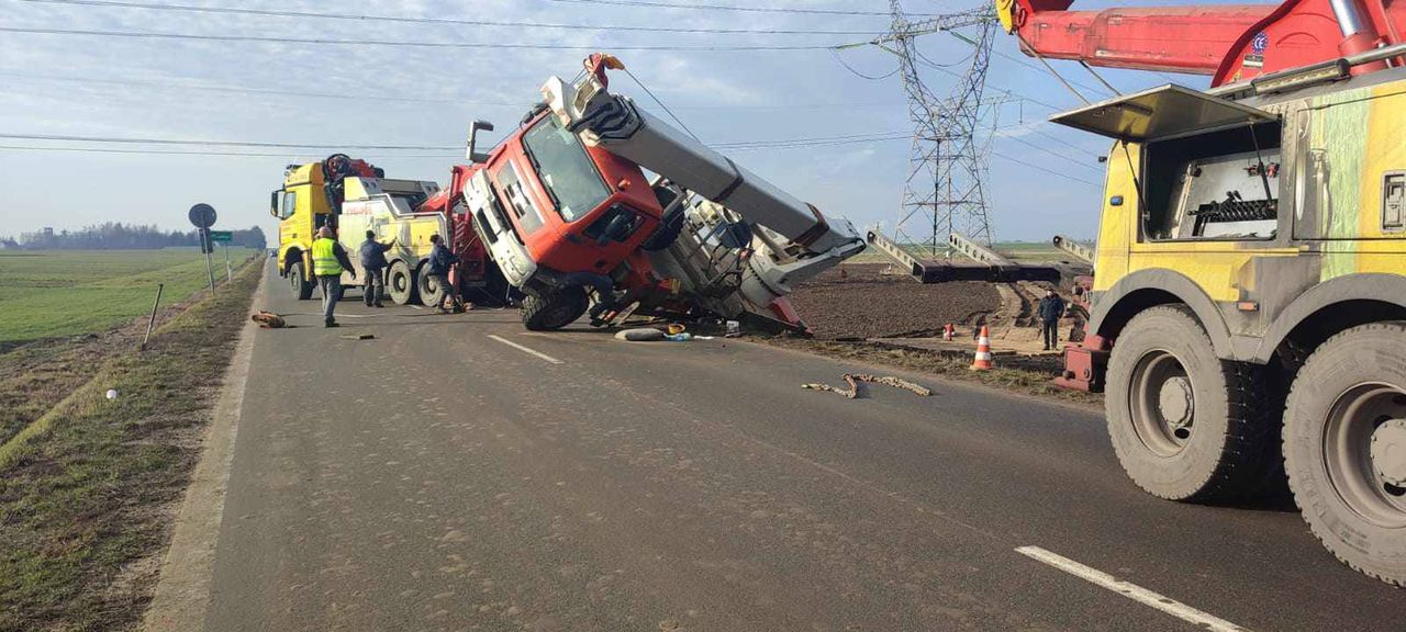 Pod dźwigiem zapadła się ziemia