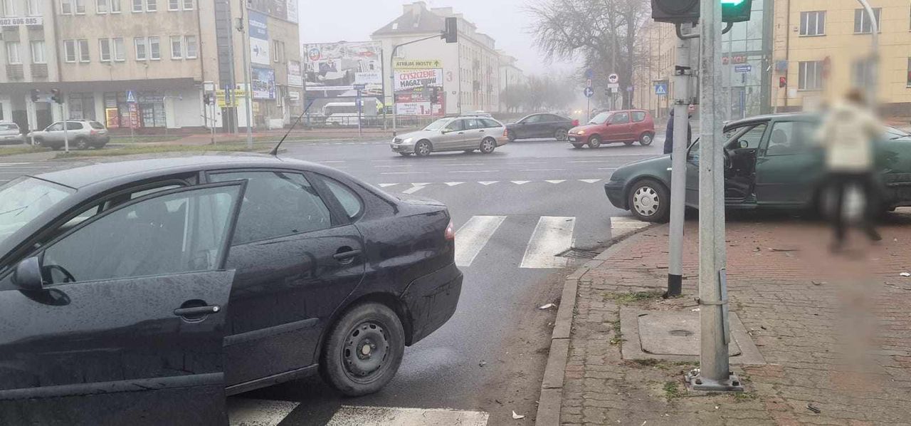 Zdarzenie drogowe na skrzyżowaniu ul. Jachowicza z ul. Nowy Ryne