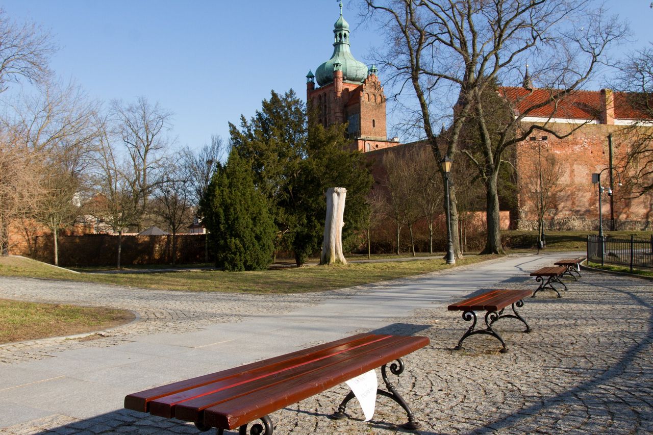 Ławeczki świeżo malowane