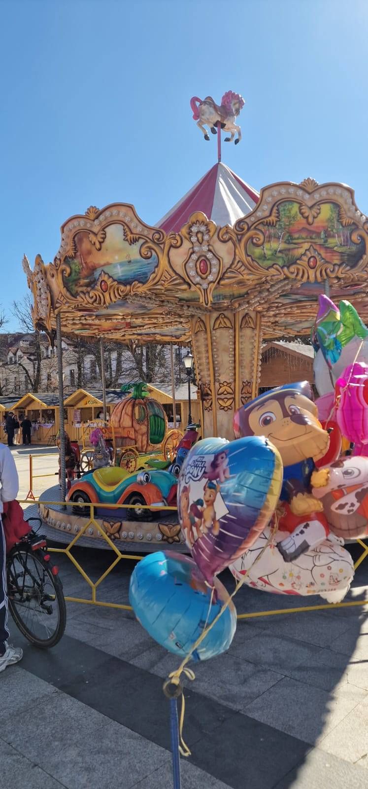 Silny wiatr uszkodził produkty wystawców