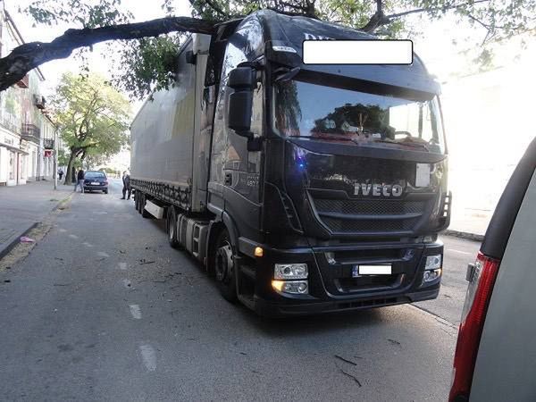 Ciężarówka utknęła pod drzewem