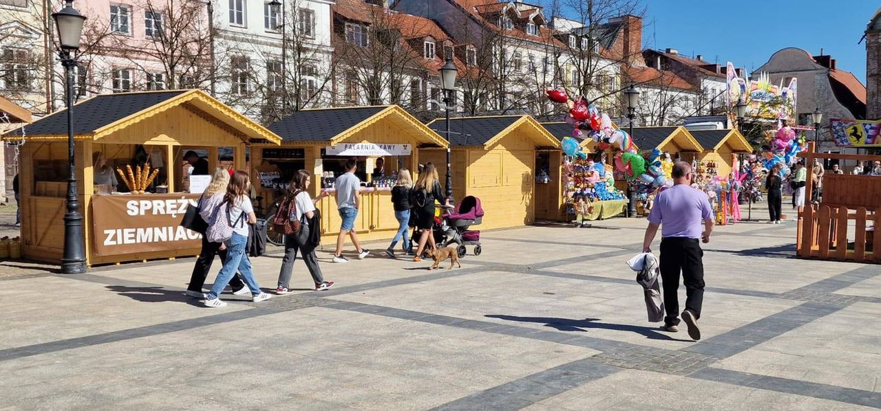 Silny wiatr uszkodził produkty wystawców