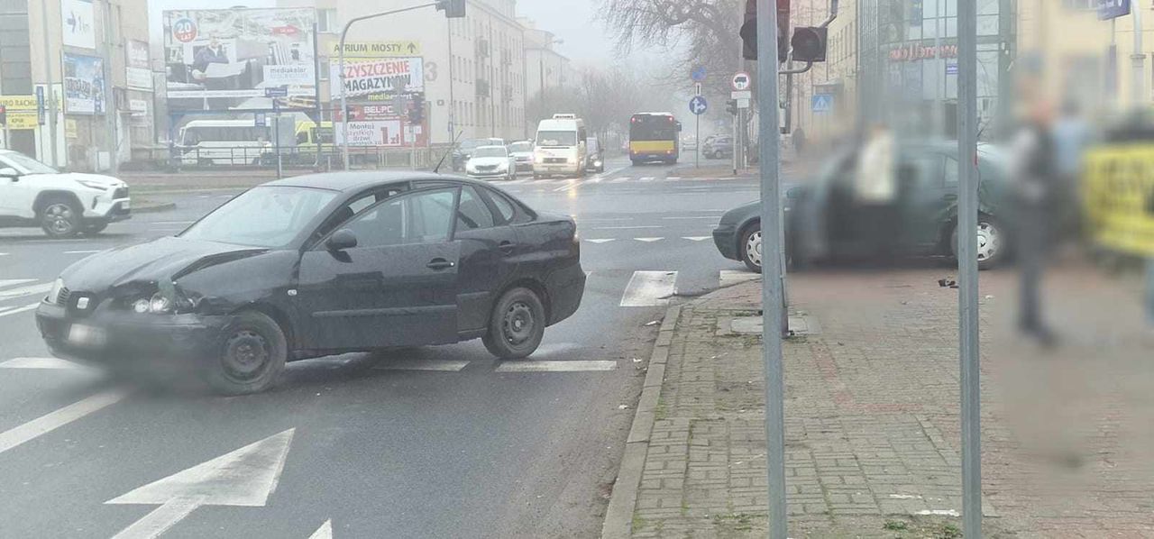 Zdarzenie drogowe na skrzyżowaniu ul. Jachowicza z ul. Nowy Ryne