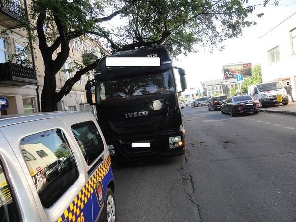 Ciężarówka utknęła pod drzewem