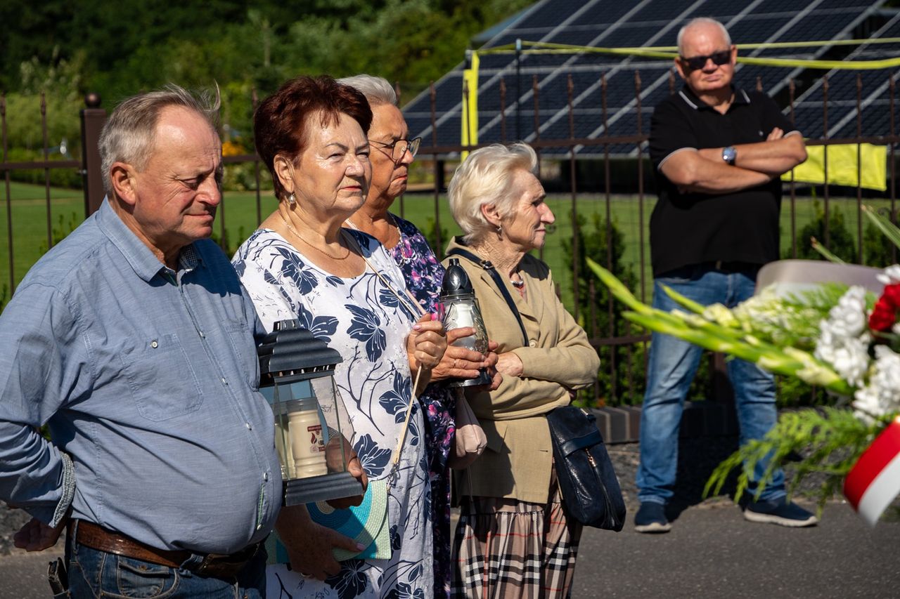 Jeziorki, złożenie wiązanek kwiatów pod obeliskiem P. Konieczki