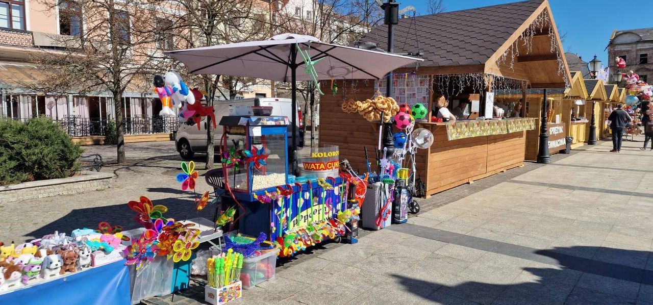 Silny wiatr uszkodził produkty wystawców