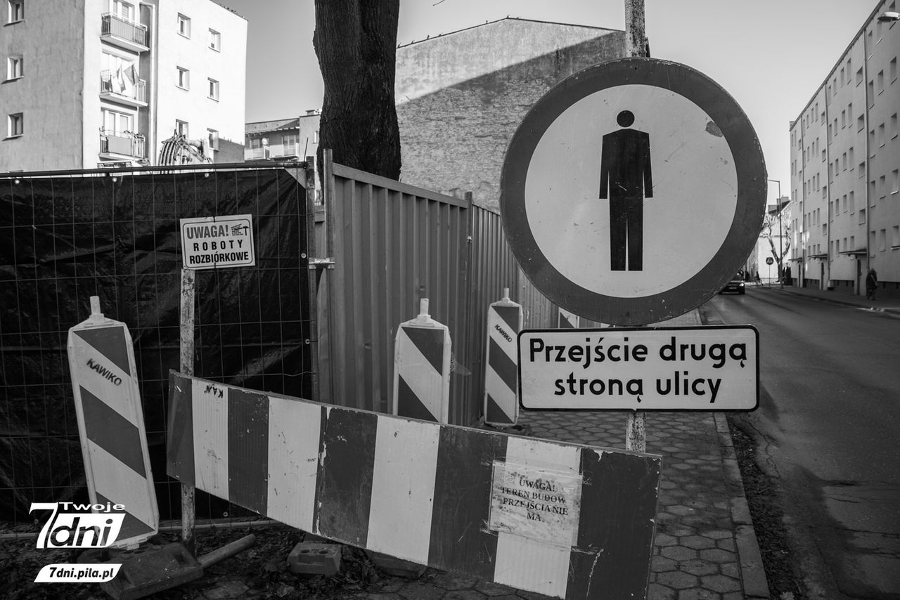 Wyburzanie kamienic przy ul. Ludowej w Pile.