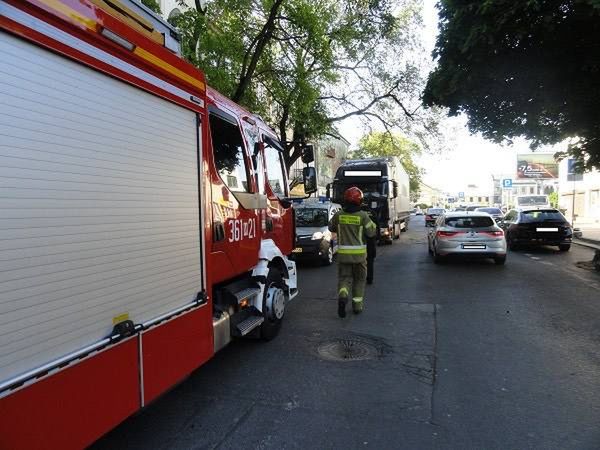 Ciężarówka utknęła pod drzewem