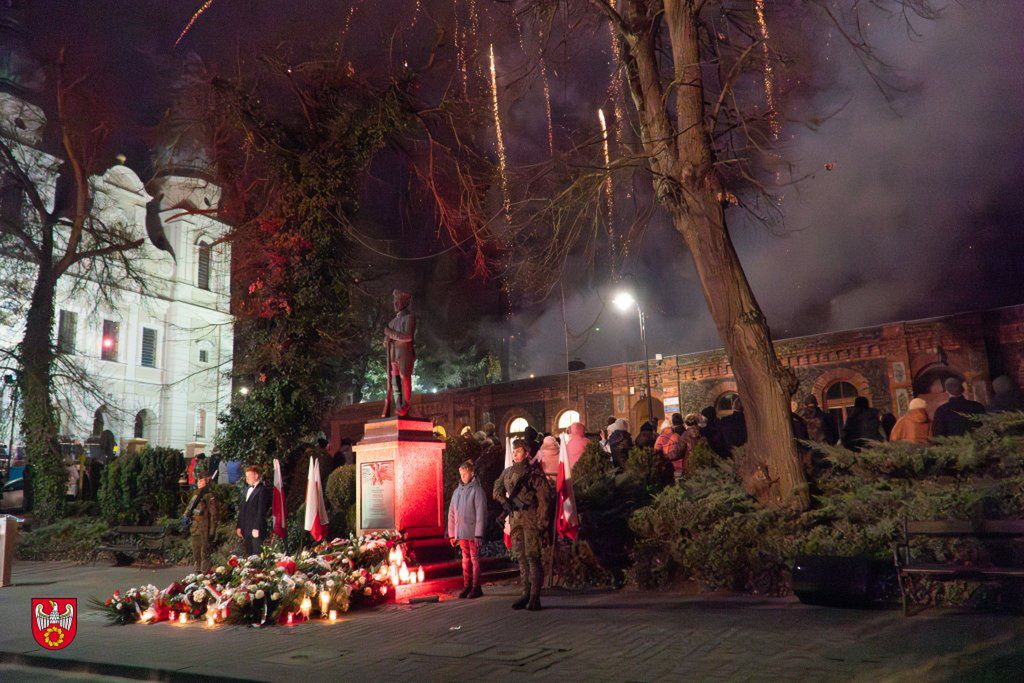 Obchody 11 Listopada w Ujściu.