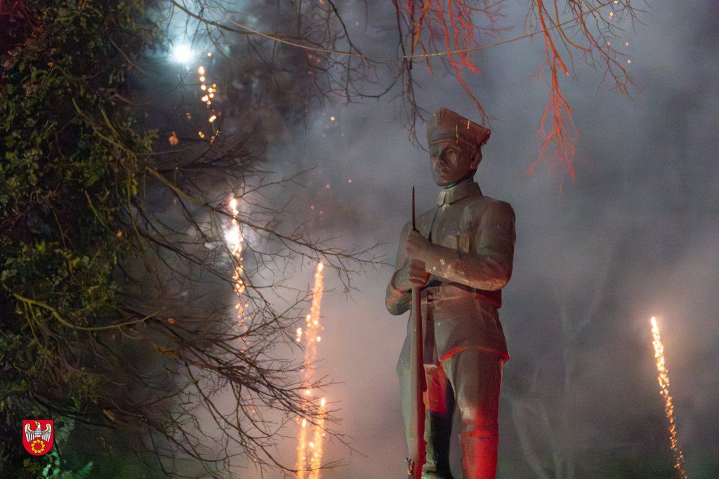 Obchody 11 Listopada w Ujściu.