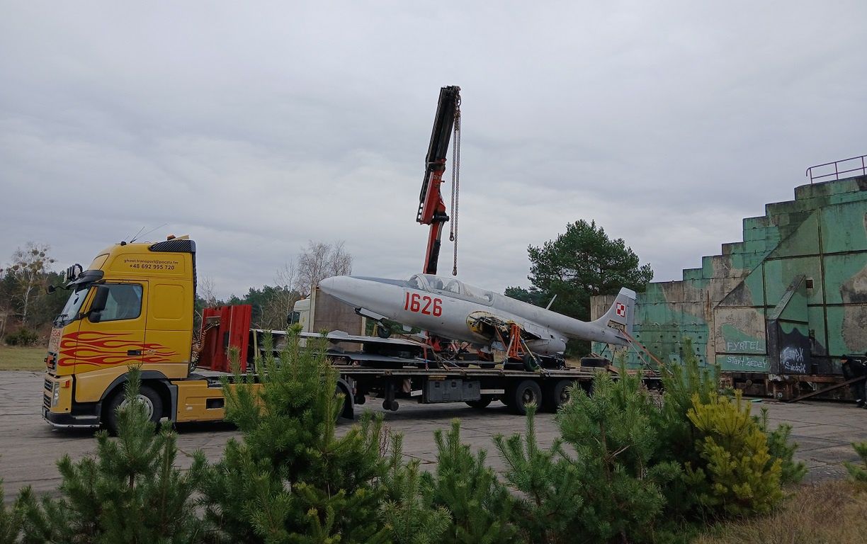 Rozładunek Iskry przed Pilskim Muzeum Wojskowym.