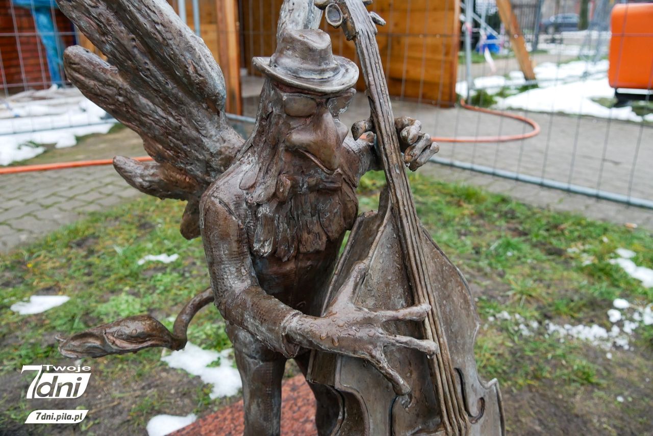 Szczecinek, Gryf, Jesiotr, rzeźby