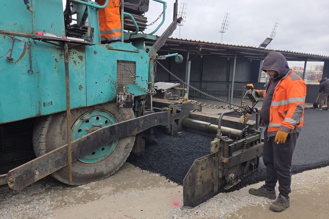Prace remontowe na stadionie żużlowym w Pile.