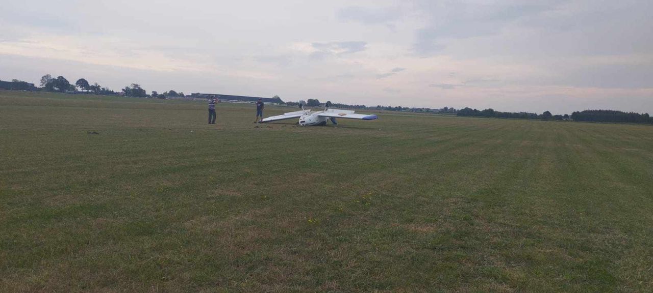 Maszyna wywróciła się na płockim lotnisku 