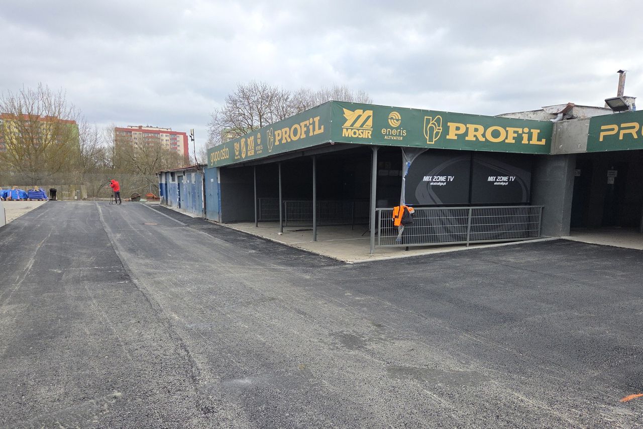 Prace remontowe na stadionie żużlowym w Pile.