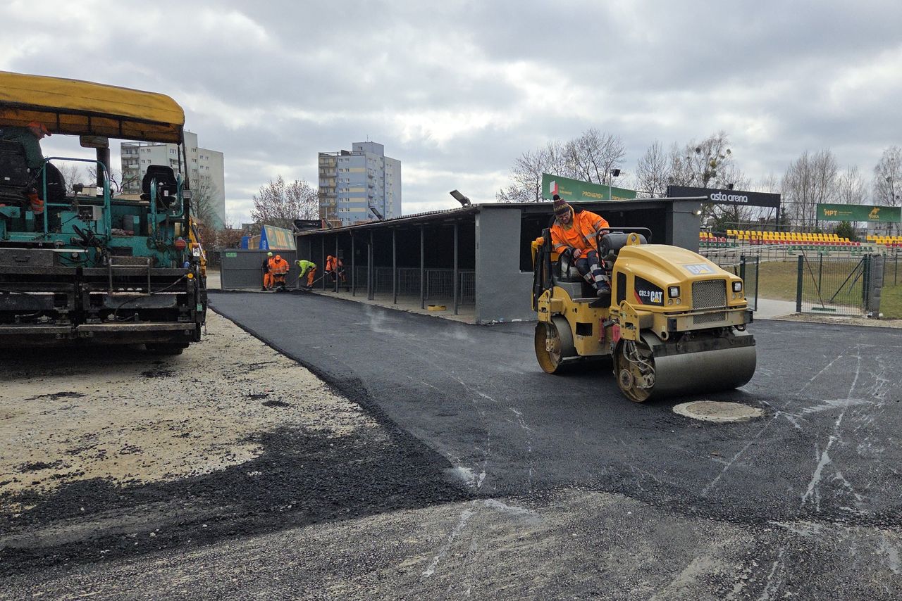 Prace remontowe na stadionie żużlowym w Pile.
