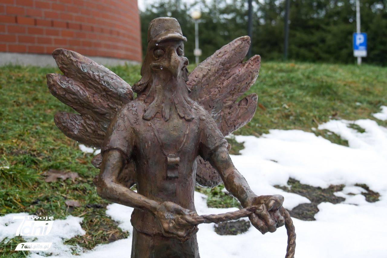 Szczecinek, Gryf, Jesiotr, rzeźby