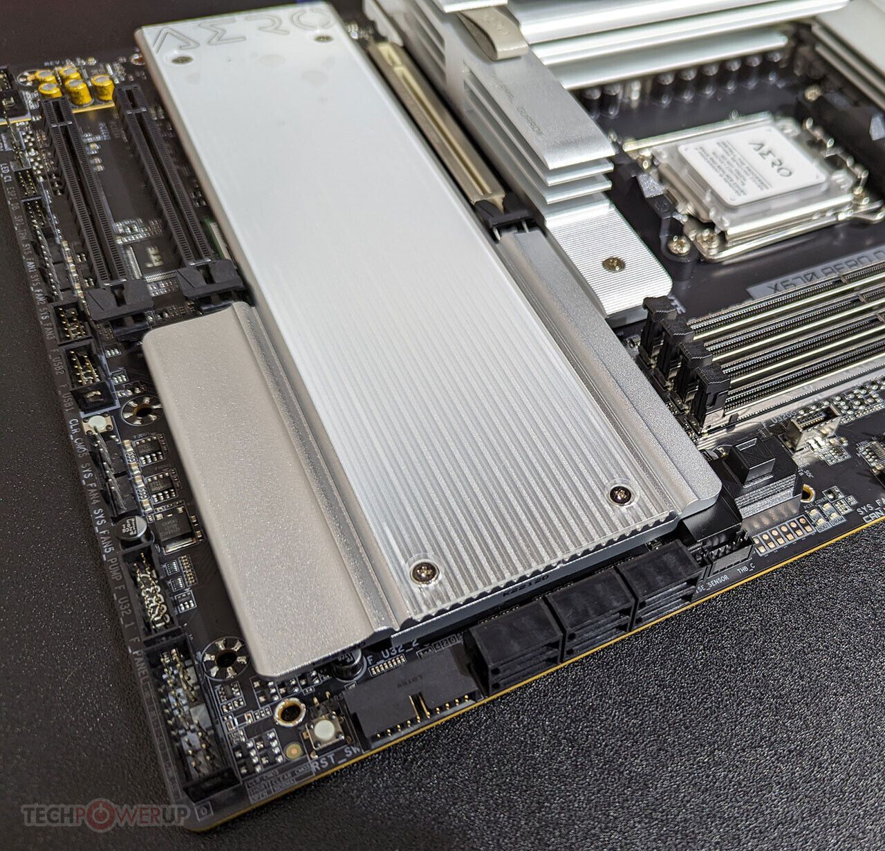 Gigabyte X670 Aero D