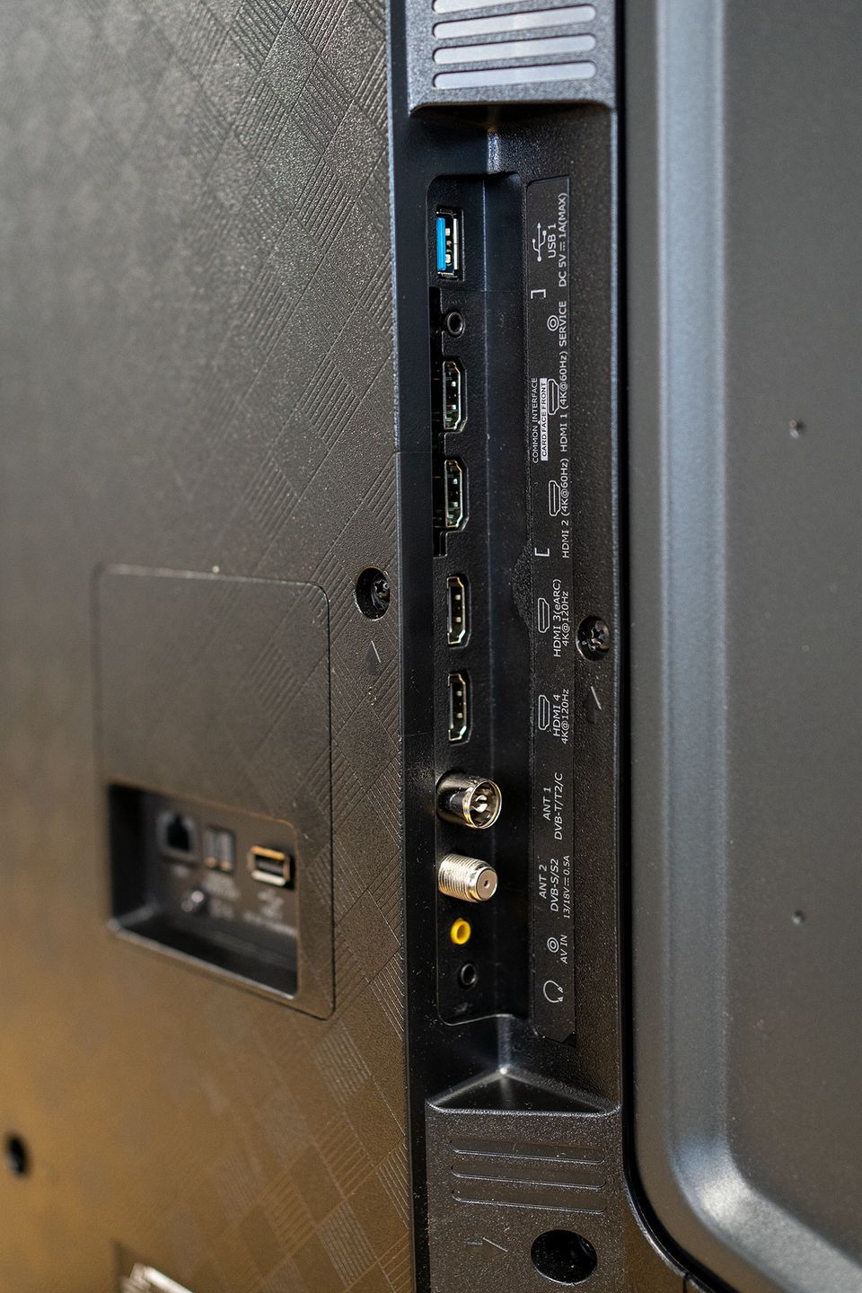 Hisense 65U7HQ - złacza