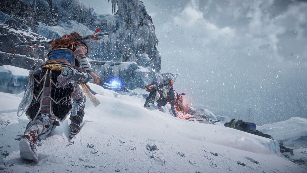 Horizon Zero Dawn: The Frozen Wilds - skradanie się do przeciwnika