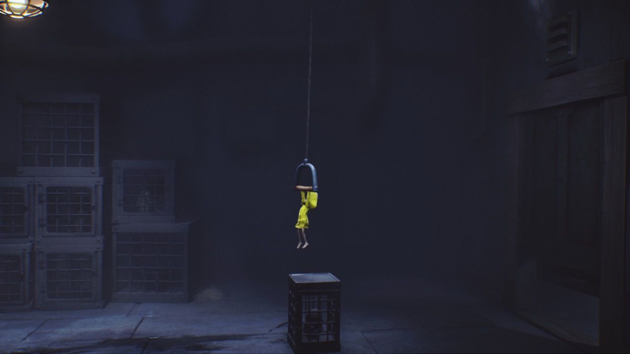 Little Nightmares - wisząc na rączce do otwierania drzwi