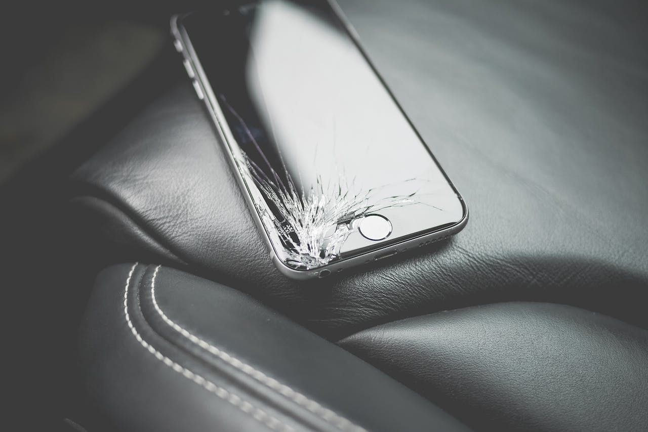 Pęknięty ekran w telefonie