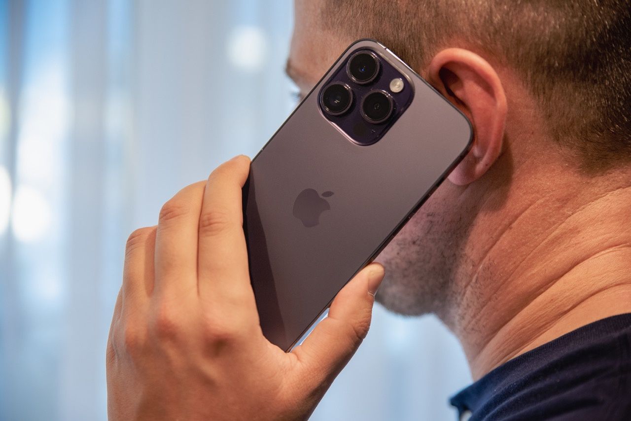 iPhone 14 pro max przy uchu