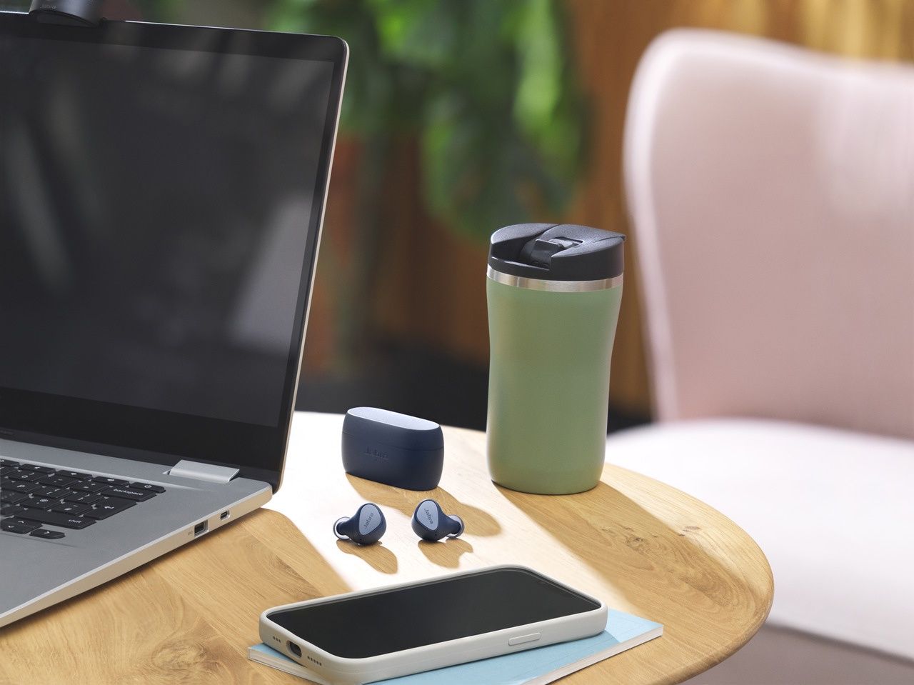 Jabra Elite 4 na biurku