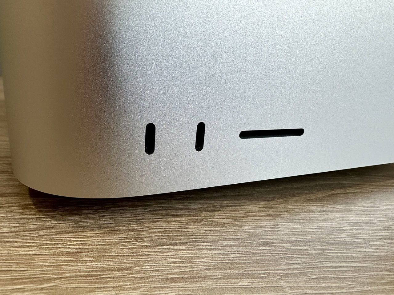 Mac studio porty z przodu