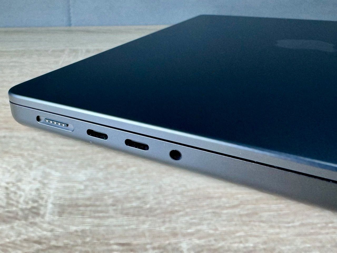 MacBook Pro m3 max porty prawa