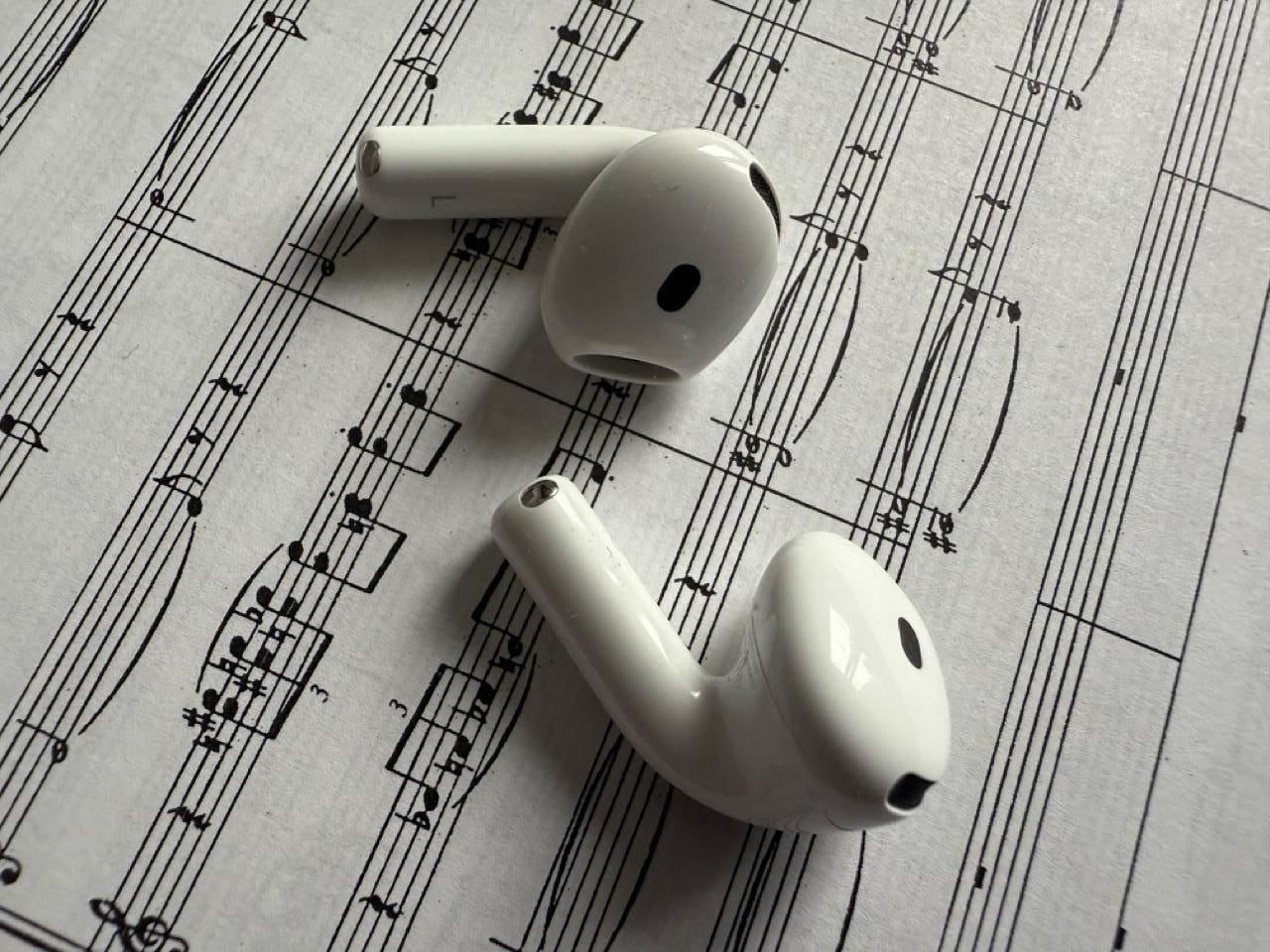 AirPods 4 bez etui