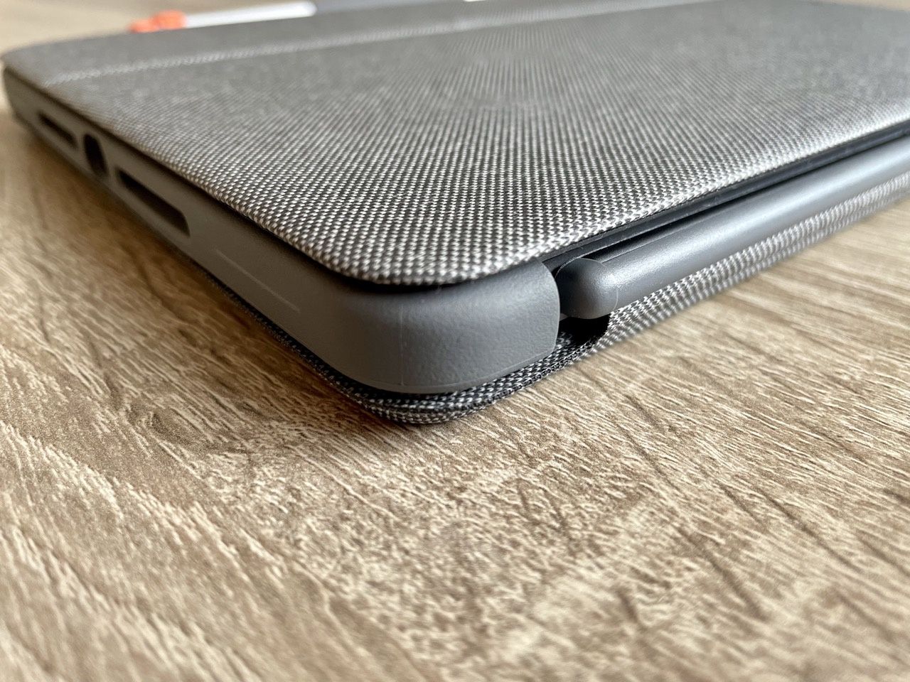 logitech combo touch grubość