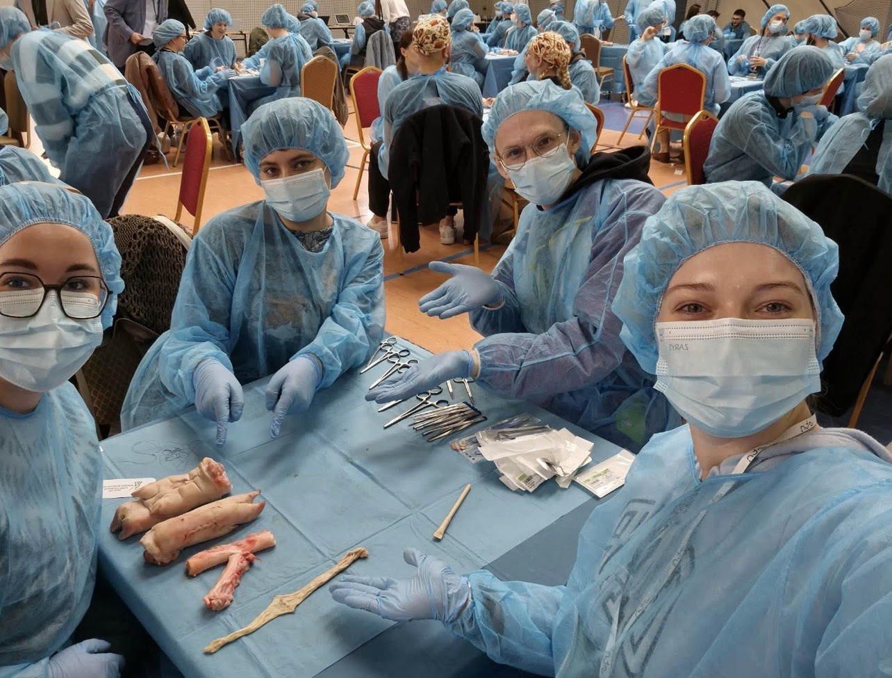 Akademickie Mistrzostwa Szycia Chirurgicznego, z zespołem