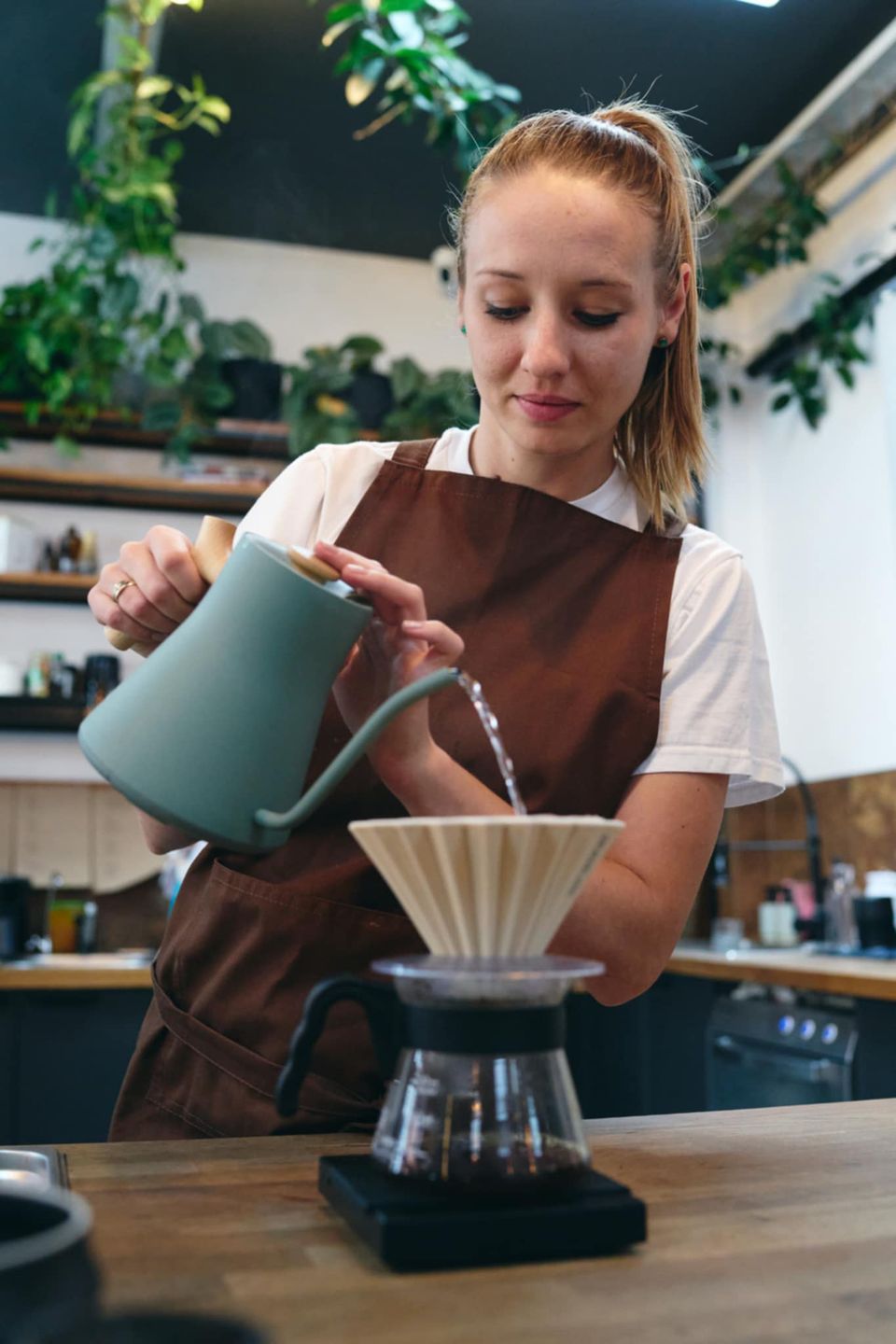 Kama Adamiec w trakcie parzenia kawy