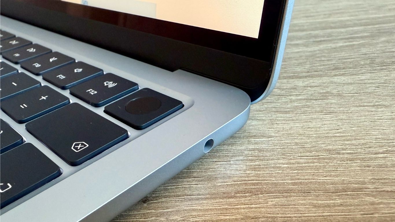 MacBook Air m4 bok