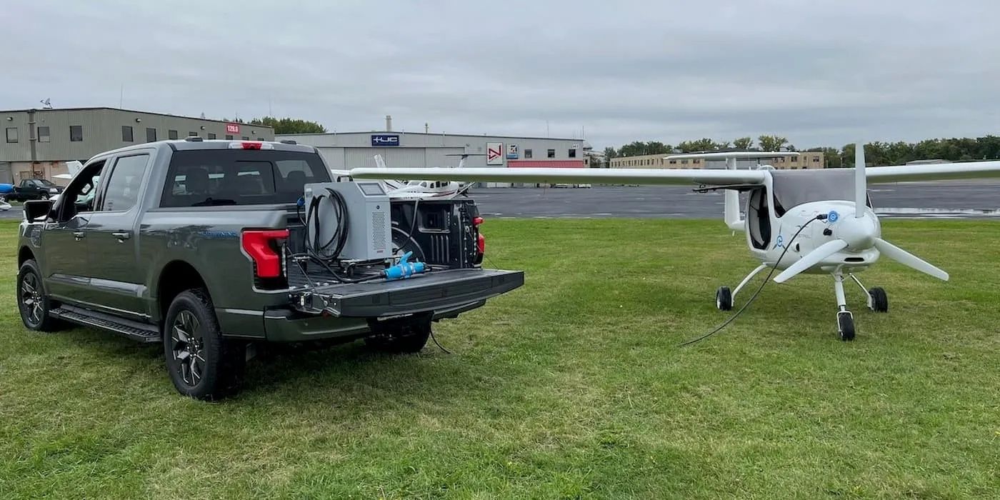 Ford F-150 Lightning ładuje samolot