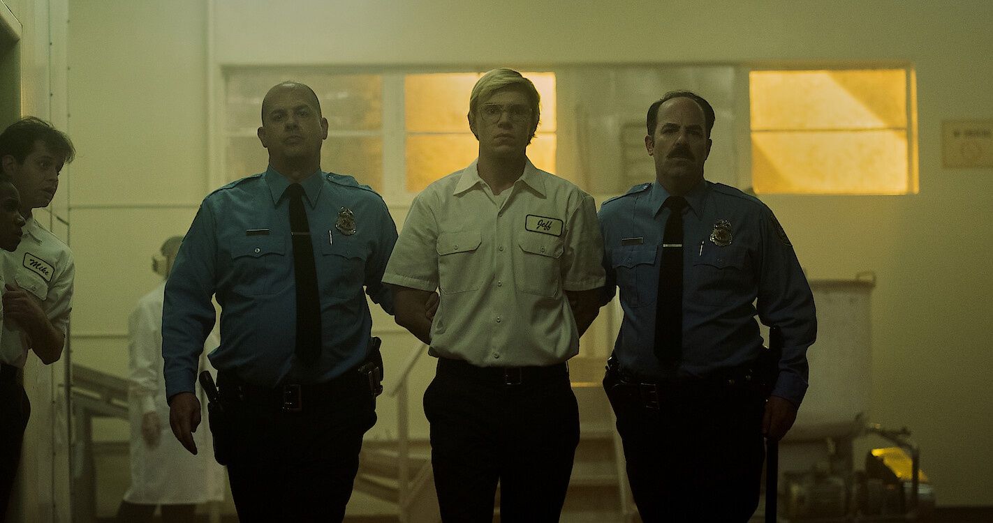 Dahmer - Potwór - prowadzony przez policjantów