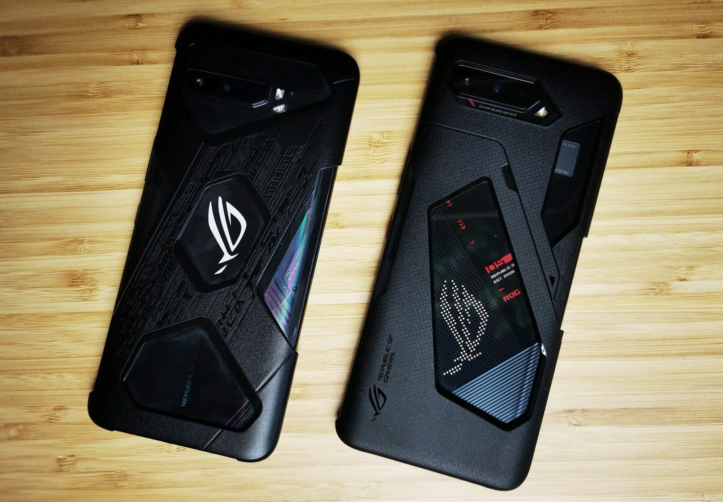 Porównanie ASUS ROG Phone 3 i 5s (plecki)