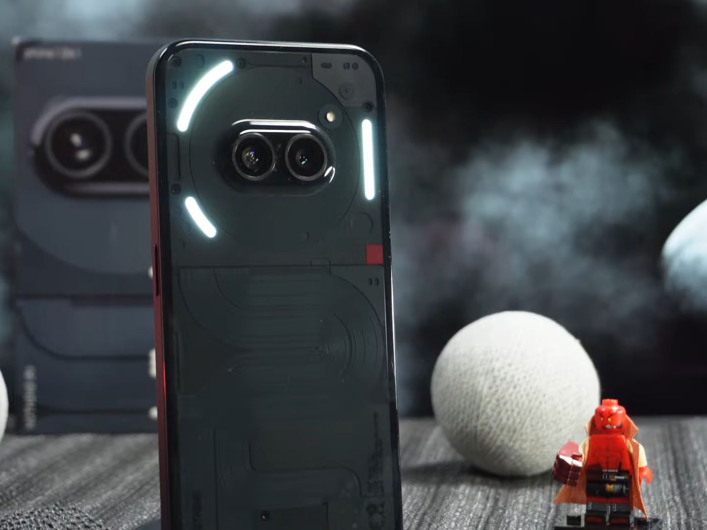 Nothing Phone (2a) - system Glyphs, diody zapalone